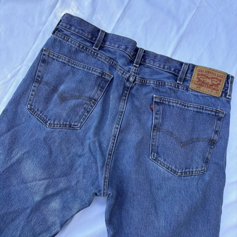 Levi's Men's 38/32 505 Classic Medium Blue Jean Straight Leg